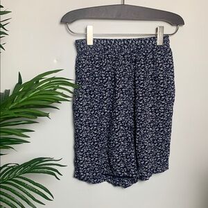 💋American eagle Navy and White Floral Shorts💋
